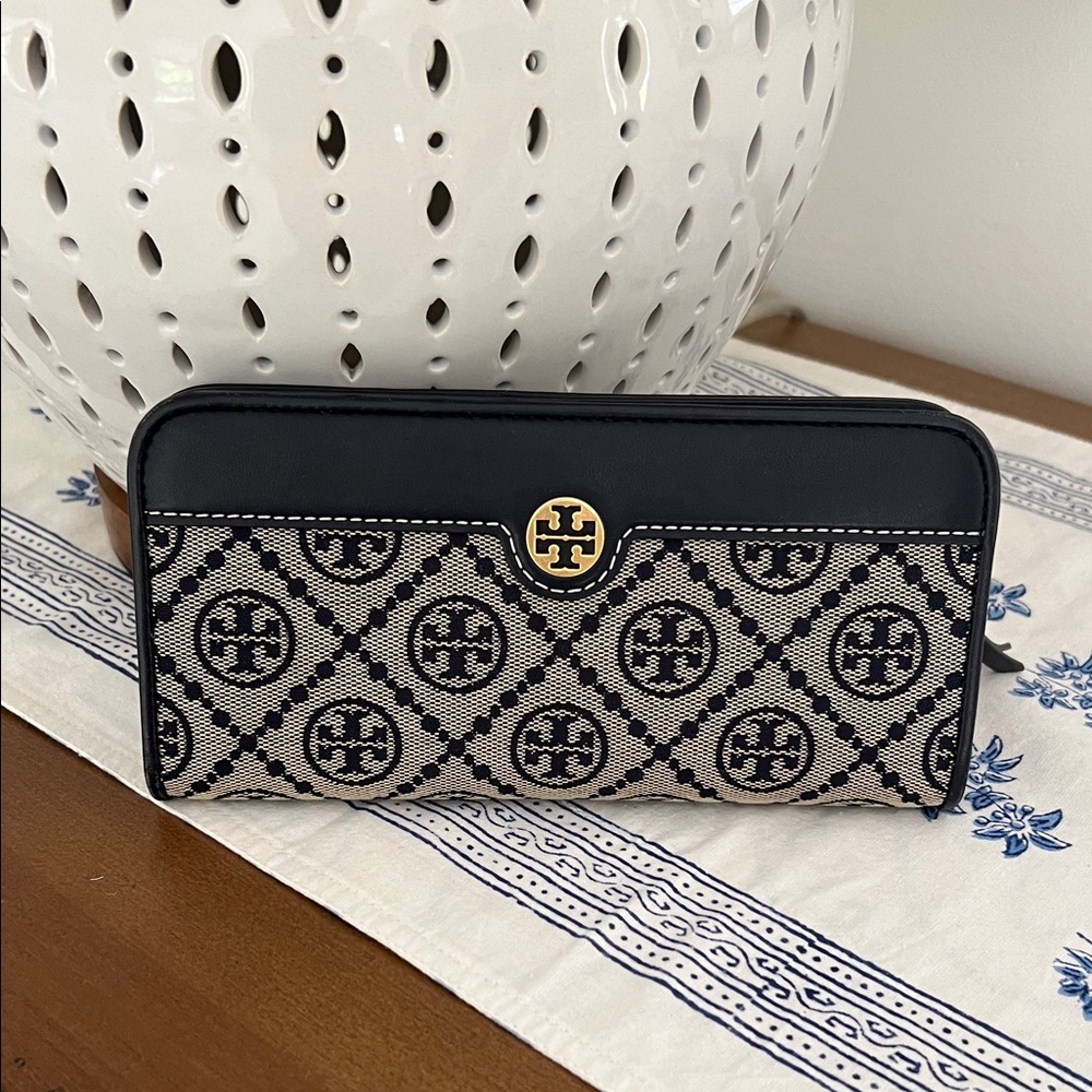 Tory Burch T Monogram
Navy Jacquard Wallet PERFECT CONDITION